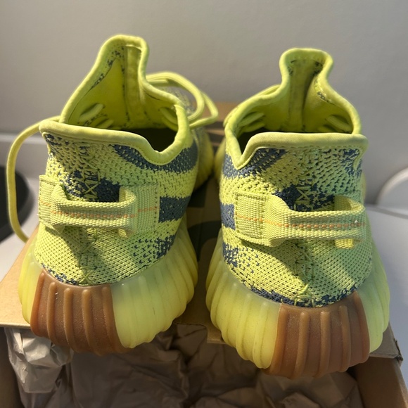 Yeezy Boost 350 V2 โ Semi Frozen Yellow - Picture 3 of 8